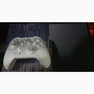 Xbox One with FIFA 22 and Wireless Pad - Game Consoles