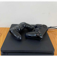 PS4 Slim Console + 2 Pads + Games