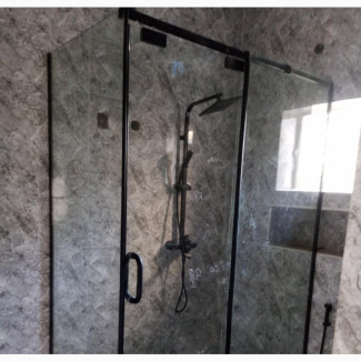 Brand New Master Shower Cubicle with Black Accessories