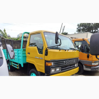 Toyota Dyna Yellow Six Tyres