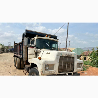 Mack 24-Valve Truck - Reliable Workhorse