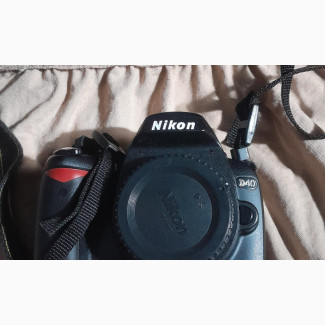 Nikon D40 Starter Kit (Camera Body, Lens and Battery)