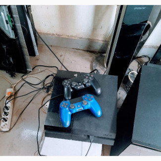 Hacked PlayStation 4 with Two Controllers - Enjoy Gaming