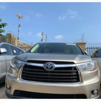 Toyota Highlander XLE V6 4x4 (3.5L 6cyl 6A) 2016 Gold
