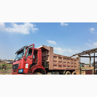 Used HOWO 10-Tyre Tipper 2004 Red for Sale