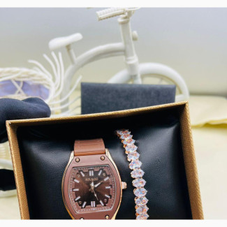 Lovely Feminine Wristwatch and Bracelet Set
