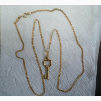 Brand New Italy 750 Pure 18karat Gold Carpet Design With Key Pendant