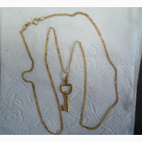 Brand New Italy 750 Pure 18karat Gold Carpet Design With Key Pendant