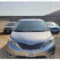Toyota Sienna XLE FWD 8-Passenger 2013 Silver