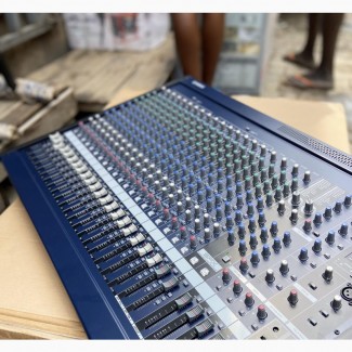 Yamaha MG24/14PX 24 Channel Console Mixer