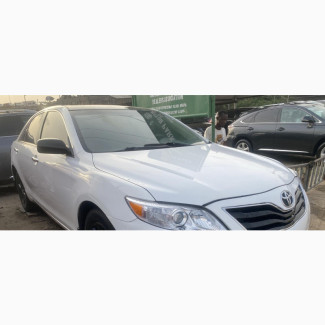 Toyota Camry 2010 White XLE with Sunroof