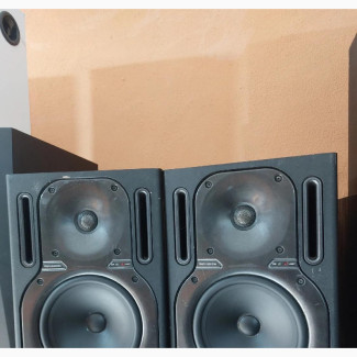 Behringer Truth B2030A