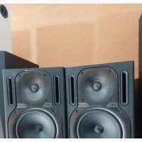 Behringer Truth B2030A