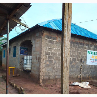 A Four Bedroom Flat on a Halfplot + 2shop in Front N Space