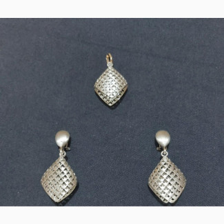 Fashionable Earrings and Necklace Set