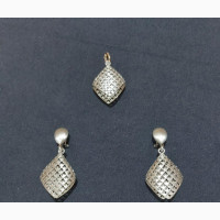 Fashionable Earrings and Necklace Set