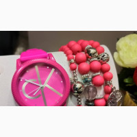 Rubber Strap Wristwatch With Bracelets