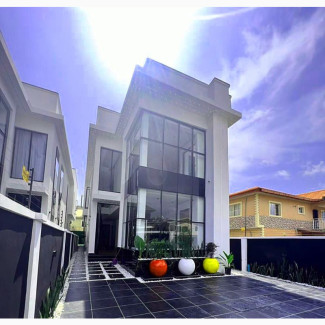 Luxury 5bdrm Duplex with Pool in Lekki for Sale