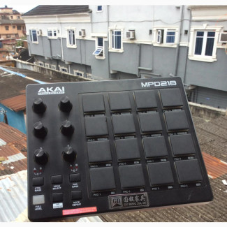 AKAI Professional MPD218 - USB MIDI Controller Drum Machine