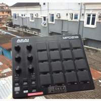 AKAI Professional MPD218 - USB MIDI Controller Drum Machine