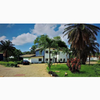 6 Bedroom Detached House With 4 Units of Detached Bungalow
