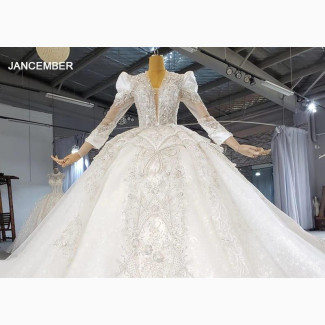 Luxurious Wedding Gown With Tail for Rent