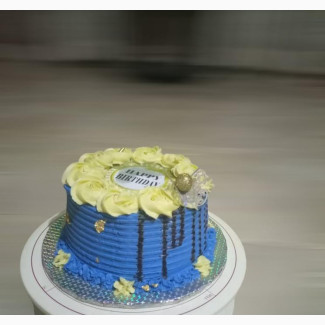 6 Vanilla Chocolate Cake with Buttercream Frosting and Spiral Pattern