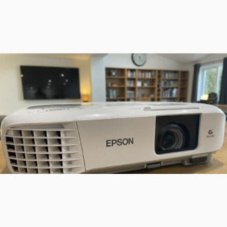 Brand New Epson Projector 4400 Lumens