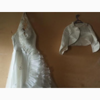 Farily Used Weeding Gown With a Jacket and Inner Basket