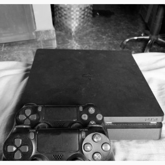 Ps4 Slim in Good Condition + 2 Follow Come Pads