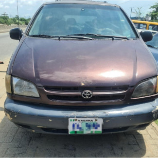 Toyota Sienna LE 4dr 1998 Red