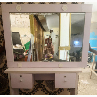 General Make-Up Stand