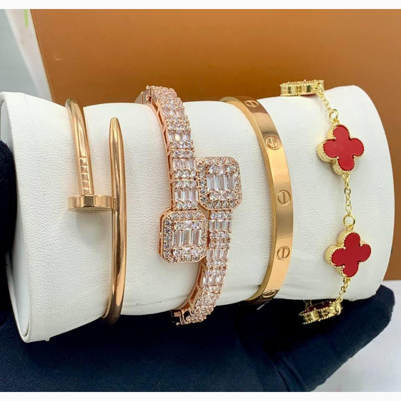 Фото 1/1. Beautiful Female Gold Bracelet