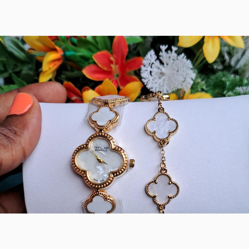 Фото 1/1. Stylish Wristwatch and Bracelet Set
