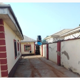 10bdrm Bungalow in Federal Housing, Lugbe District for sale