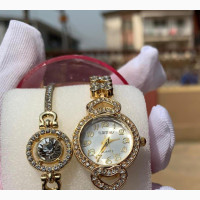 Stylish Wristwatch with Bracelet