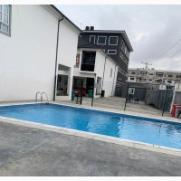 Luxury Single Room En-Suite with 24hrs Light, Pool Swimming Pool in Lekki
