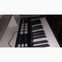 Alesis V25 MIDI Keyboard - Brand New