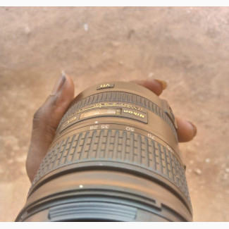 Nikkon 28-300mm Vr 3.5_5.6g Lens