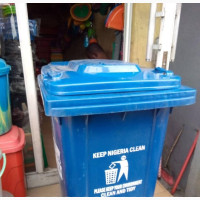 Happy Family Trash Can