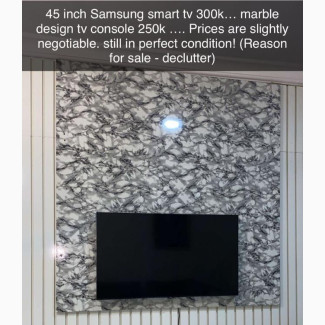 Samsung Smart TV - Neat and Stylish Console Included