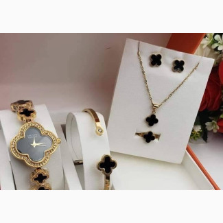 A Set Off VCA Jewelry’S