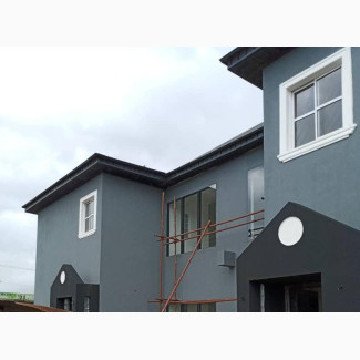 Commercial Building in Oniru with 12 Bedrooms and 4 Kitchens for Rent
