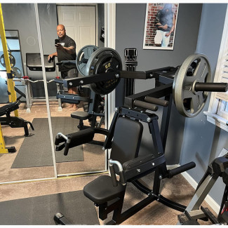 Athlevar Shoulder and Deltoid Press Machine