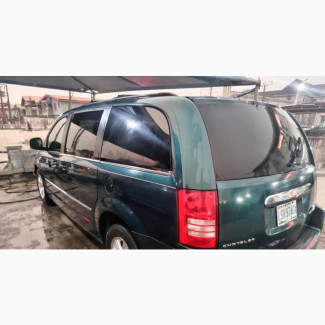 Chrysler TownCountry 2010 Green